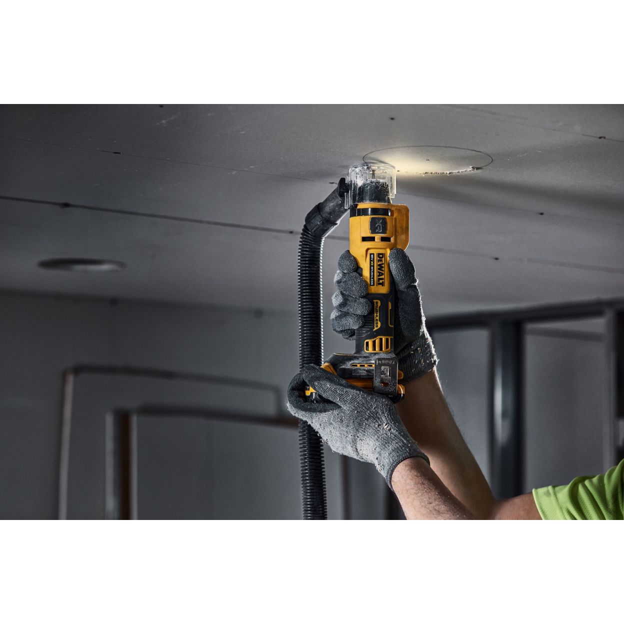 Аккумуляторный фрезер для гипсокартона DEWALT DCE555P1, 18 В, 26000 об/мин, с АКБ 5 Ач и ЗУ (DCE555P1N-XJ)