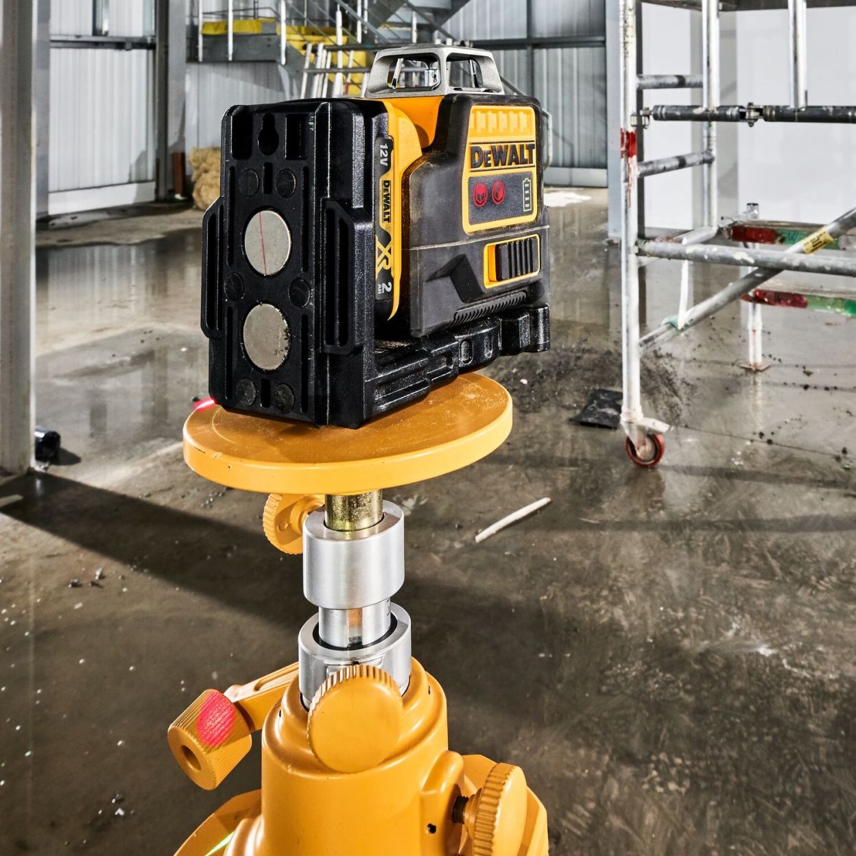 Аккумуляторный лазерный нивелир DEWALT DCE0811D1R, 12 В, красный луч, 20 м, с АКБ 2 Ач и ЗУ, в кейсе TSTAK (DCE0811D1R-QW)
