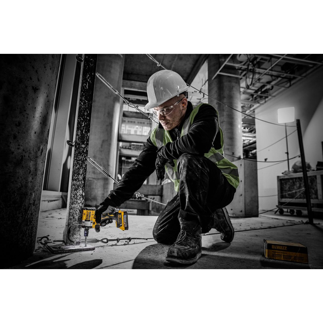 Аккумуляторный гайковерт DEWALT DCF921NT, 18 В, 610 Нм, 3550 уд/мин, без АКБ и ЗУ, в кейсе TSTAK (DCF921NT-XJ)