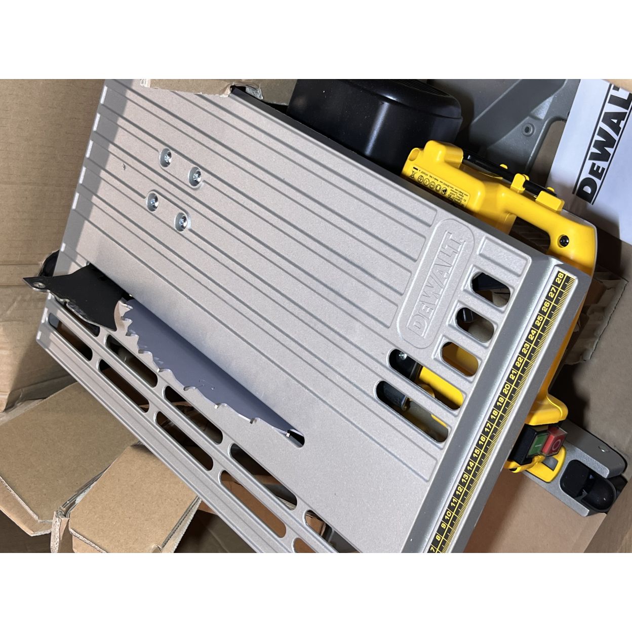 Комбинированная торцовочная пила DEWALT D27111, 1500 Вт, 305 мм, 2950 об/мин, (УЦЕНЕННЫЙ ТОВАР) (D27111-QS/U1)