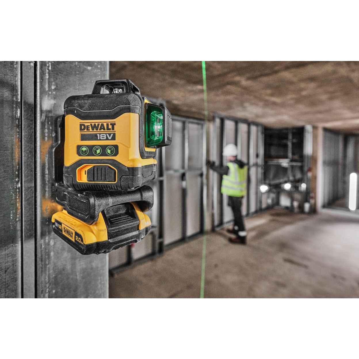 Аккумуляторный лазерный нивелир DEWALT DCLE34031N, 18 В, зеленый луч, 40 м, без АКБ и ЗУ, в кейсе (DCLE34031N-XJ)