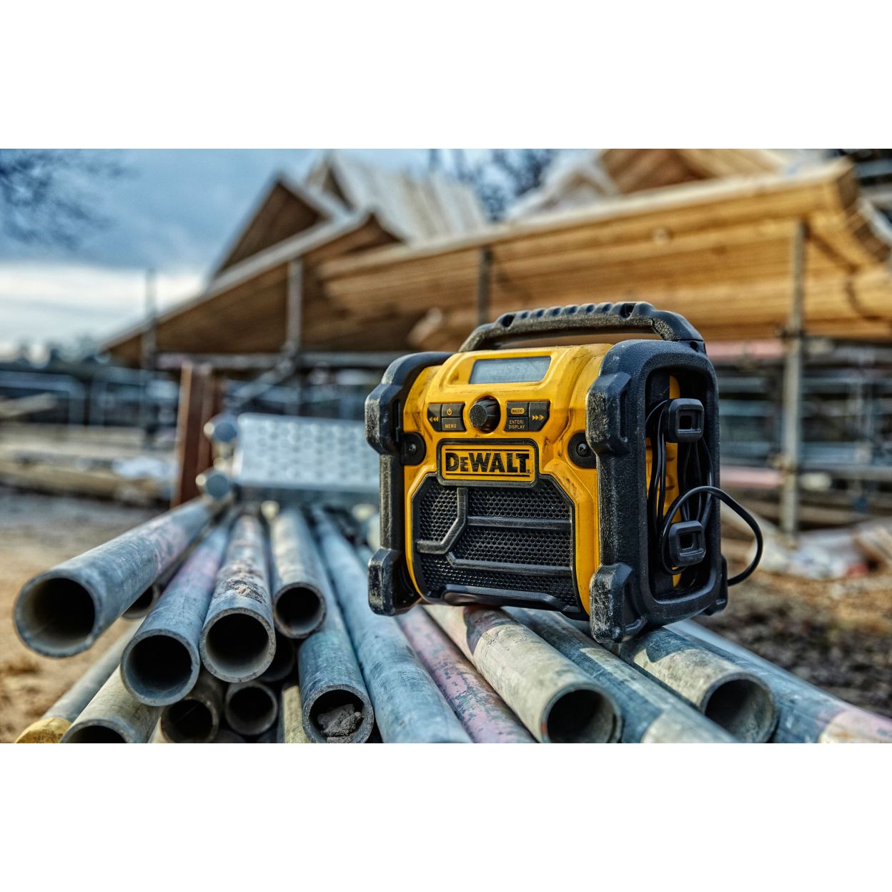 Аккумуляторный радиоприемник DEWALT DCR020, 12/18 В, с возможностью работы от сети, 10 Вт, без АКБ и ЗУ (DCR020-XJ)