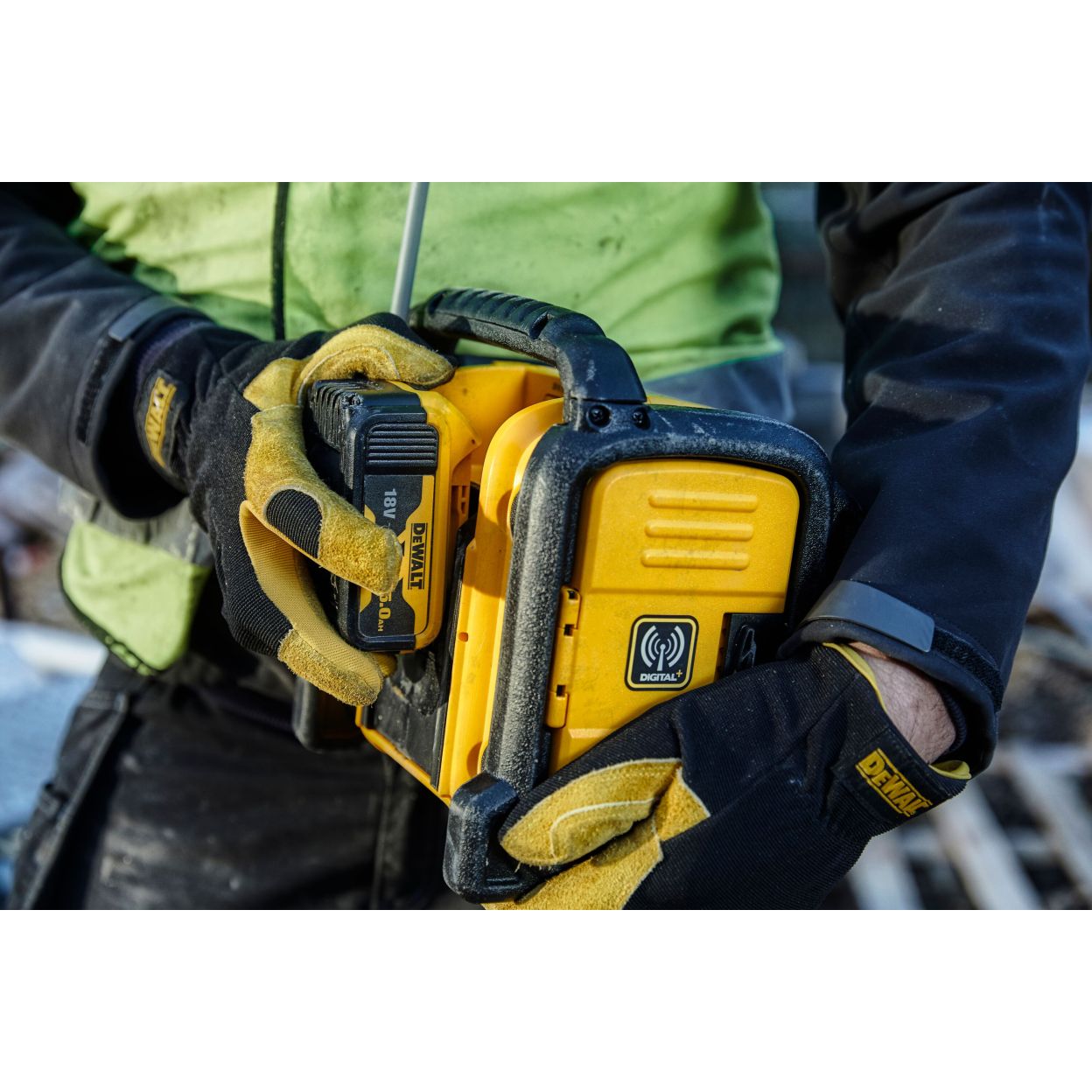 Аккумуляторный радиоприемник DEWALT DCR020, 12/18 В, с возможностью работы от сети, 10 Вт, без АКБ и ЗУ (DCR020-XJ)
