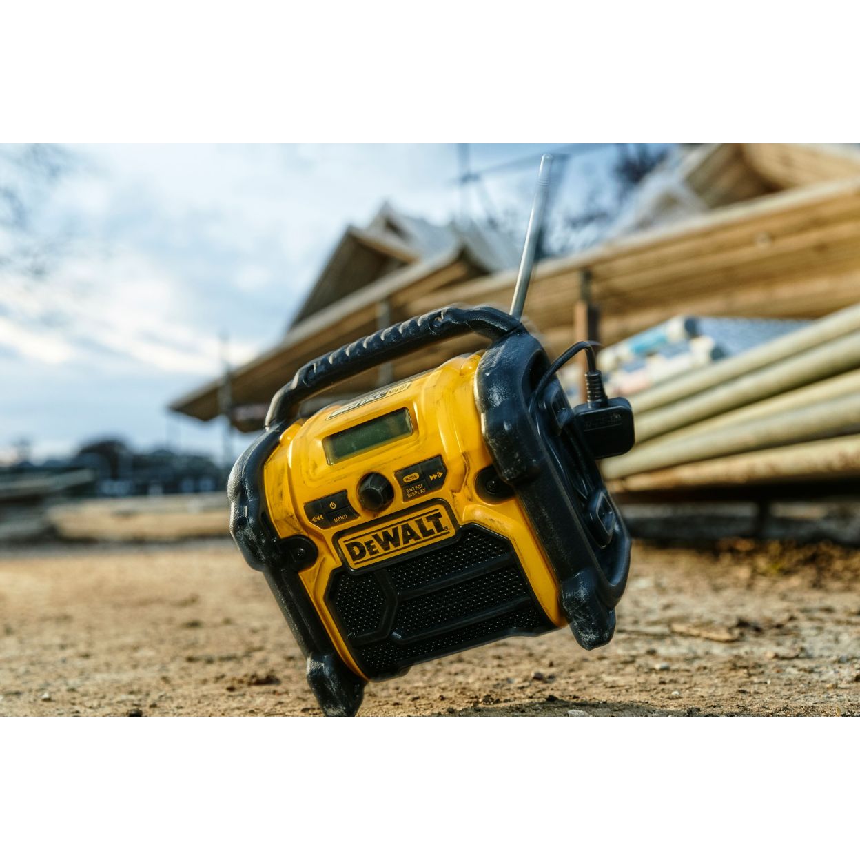 Аккумуляторный радиоприемник DEWALT DCR020, 12/18 В, с возможностью работы от сети, 10 Вт, без АКБ и ЗУ (DCR020-XJ)