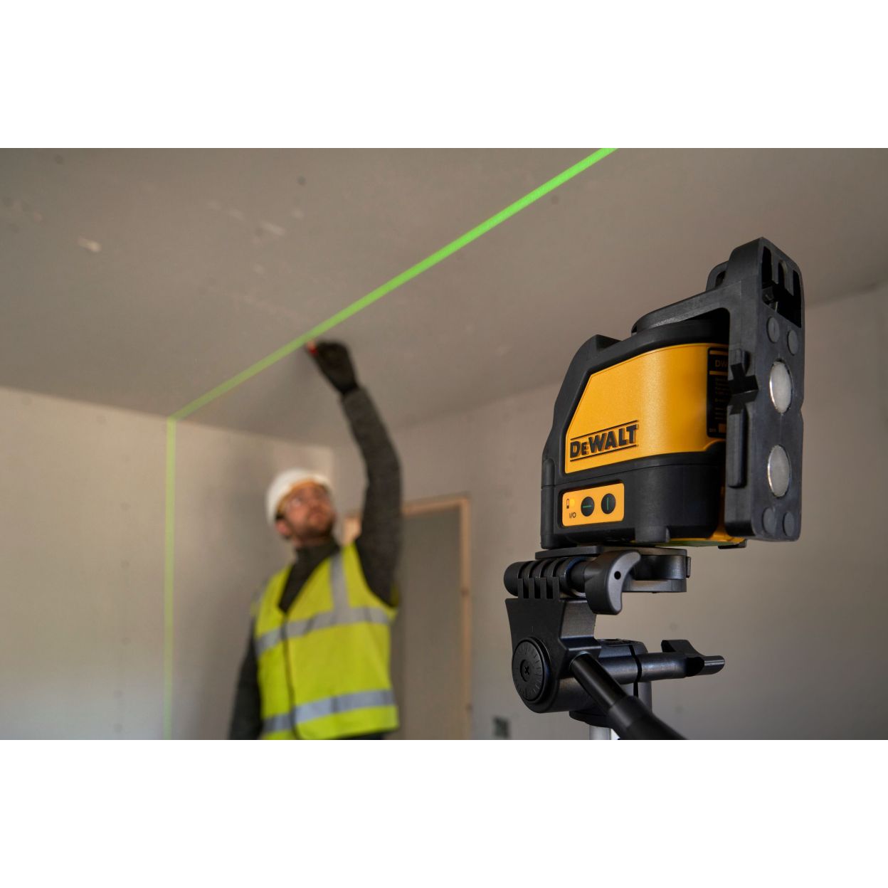 Лазерный нивелир DEWALT DW088CG, на батарейках, зеленый луч, 20 м, в кейсе (DW088CG-XJ)