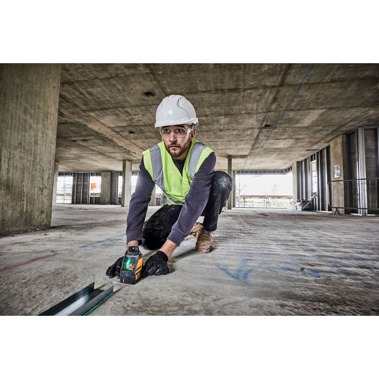 Лазерный нивелир DEWALT DW088CG, на батарейках, зеленый луч, 20 м, в кейсе (DW088CG-XJ)