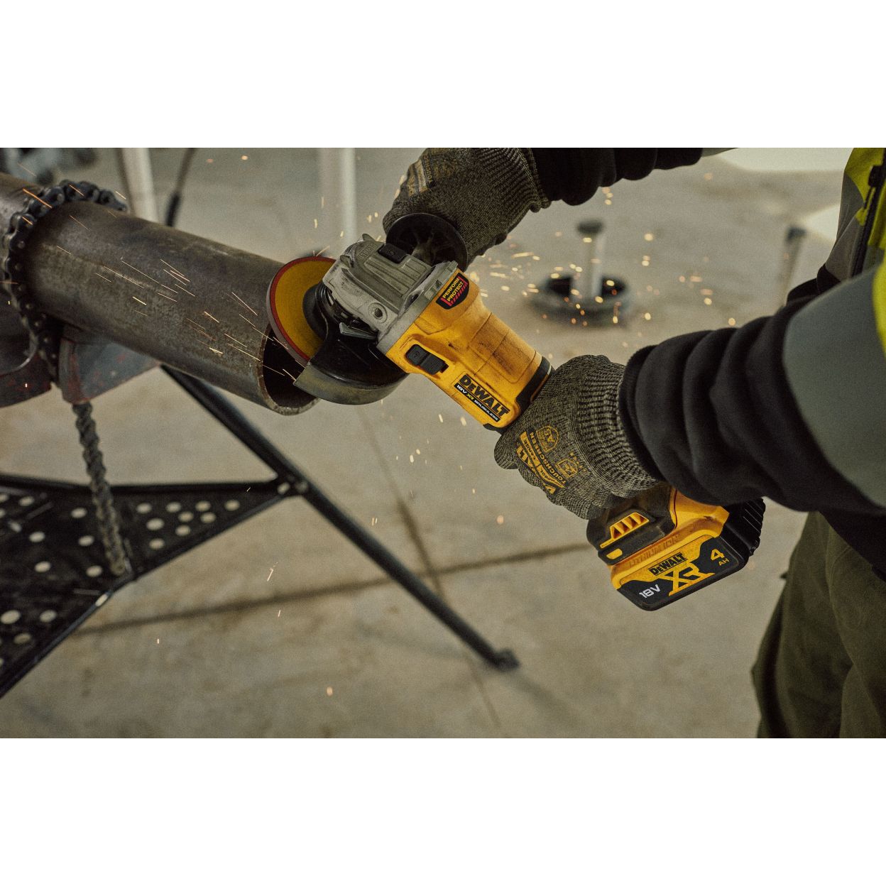Аккумуляторная угловая шлифмашина DEWALT DCG407M1T, 18 В, 125 мм, 9000 об/мин, с 1 АКБ 4 Ач и ЗУ, в кейсе TSTAK (DCG407M1T-QW)