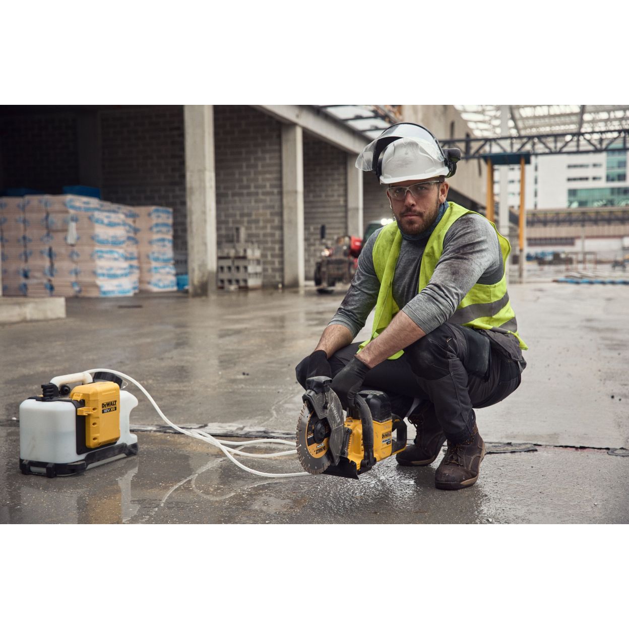 Аккумуляторная отрезная машина DEWALT DCS691X1, 54 В, 230 мм, 6600 об/мин, с АКБ 3 Ач и ЗУ (DCS691X1N-XJ)