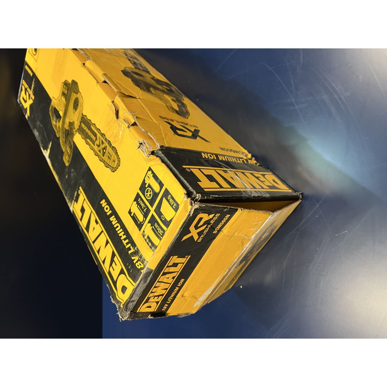 Аккумуляторная цепная пила DEWALT DCM565N, 18 В, 30 см, 7.7 м/с, без АКБ и ЗУ (УЦЕНЕННЫЙ ТОВАР) (DCM565N-XJ/U1)