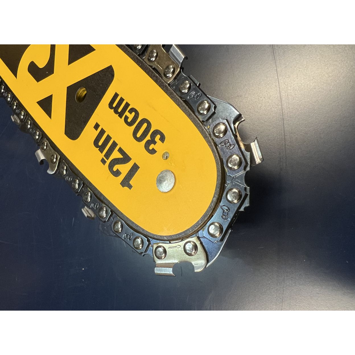 Аккумуляторная цепная пила DEWALT DCM565N, 18 В, 30 см, 7.7 м/с, без АКБ и ЗУ (УЦЕНЕННЫЙ ТОВАР) (DCM565N-XJ/U1)