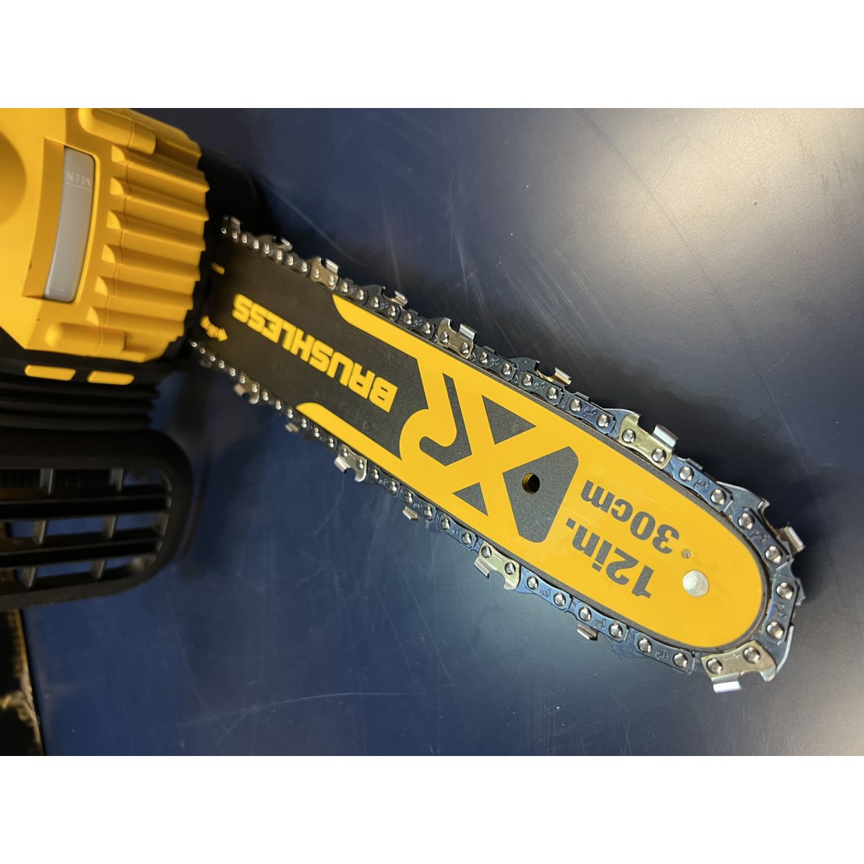 Аккумуляторная цепная пила DEWALT DCM565N, 18 В, 30 см, 7.7 м/с, без АКБ и ЗУ (УЦЕНЕННЫЙ ТОВАР) (DCM565N-XJ/U1)