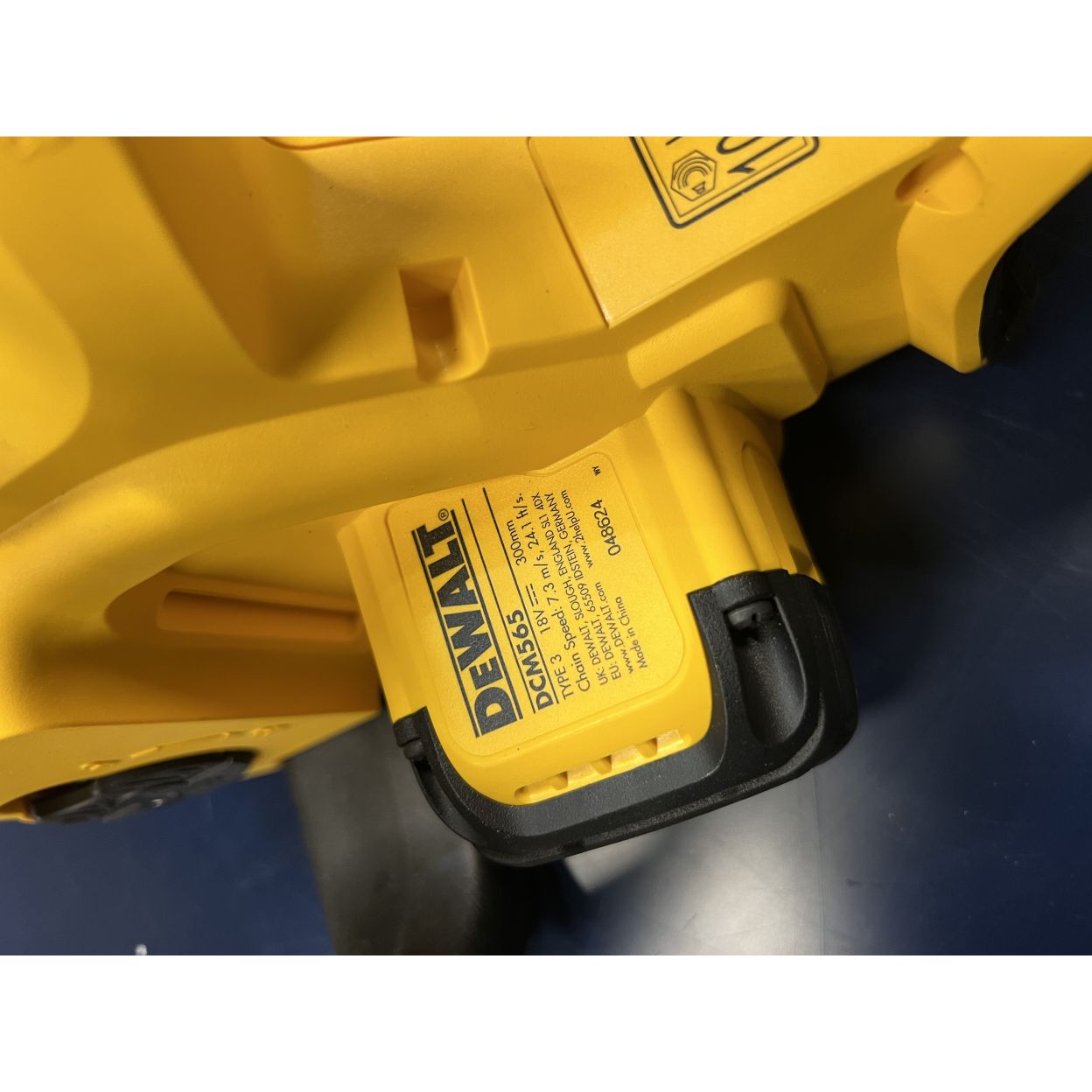Аккумуляторная цепная пила DEWALT DCM565N, 18 В, 30 см, 7.7 м/с, без АКБ и ЗУ (УЦЕНЕННЫЙ ТОВАР) (DCM565N-XJ/U1)