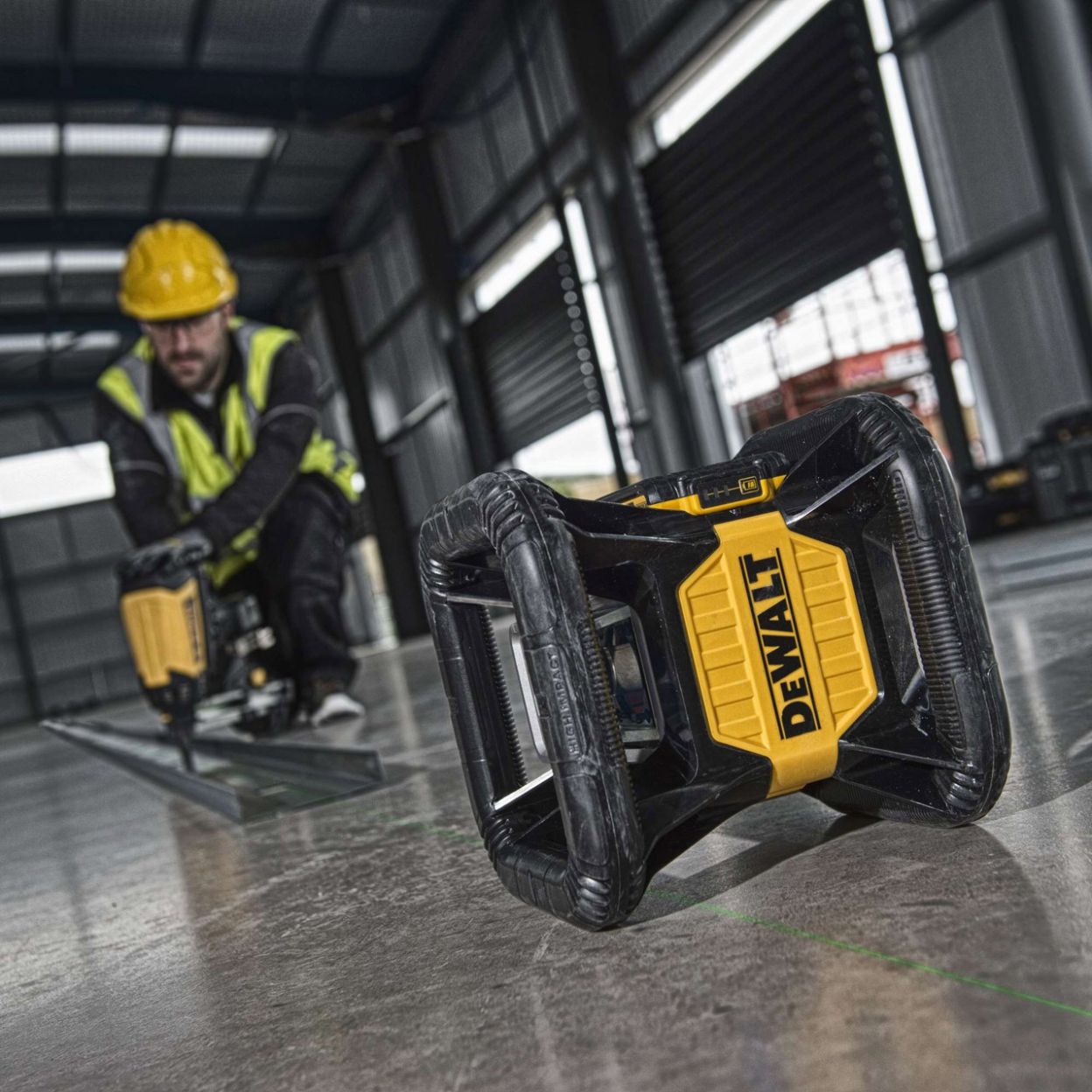Самовыравнивающийся ротационный ЗЕЛЕНЫЙ лазерный уровень DEWALT DCE079D1G