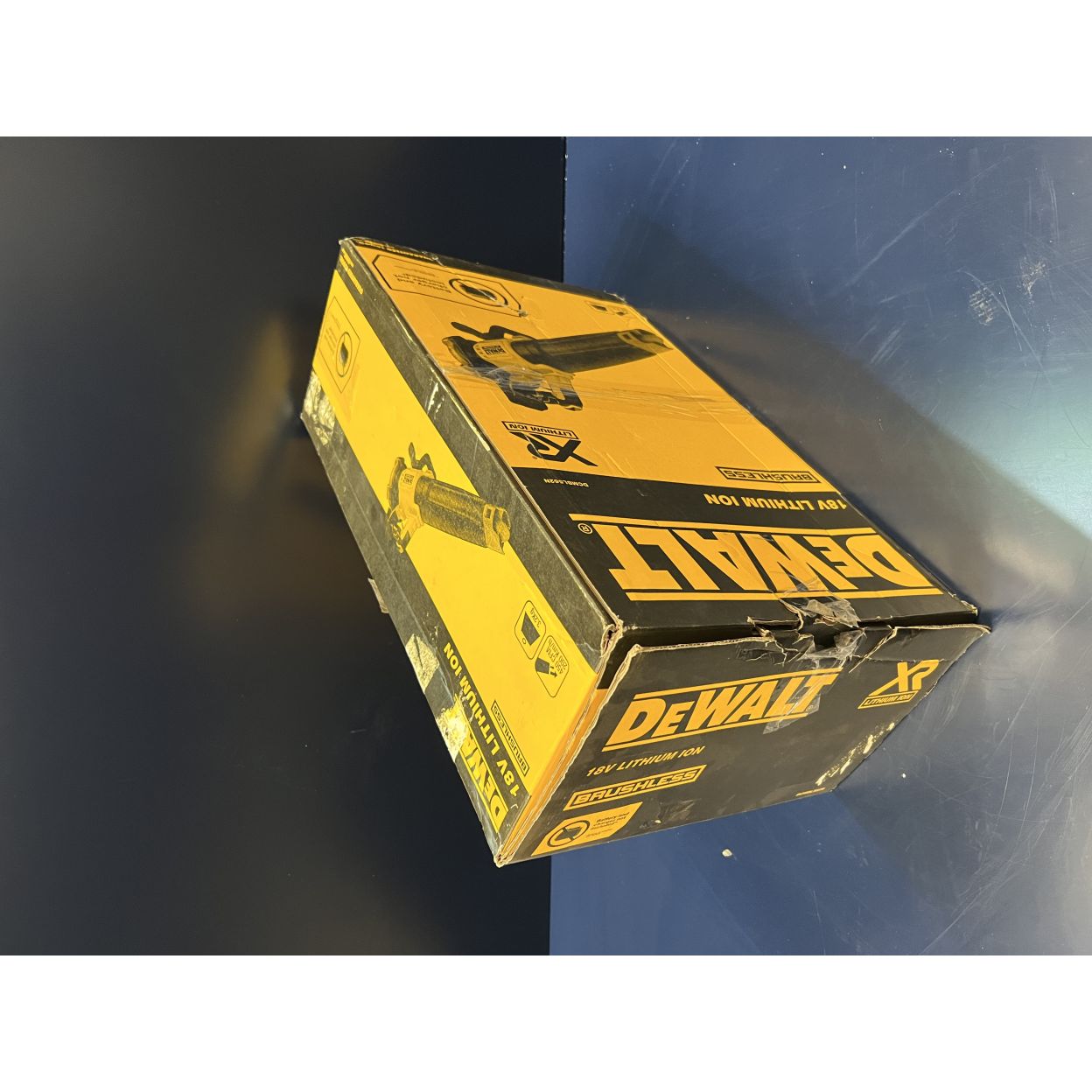 Аккумуляторная воздуходувка DEWALT DCMBL562N, 18 В, 764 м³/ч, без АКБ и ЗУ (УЦЕНЕННЫЙ ТОВАР) (DCMBL562N-XJ/U)