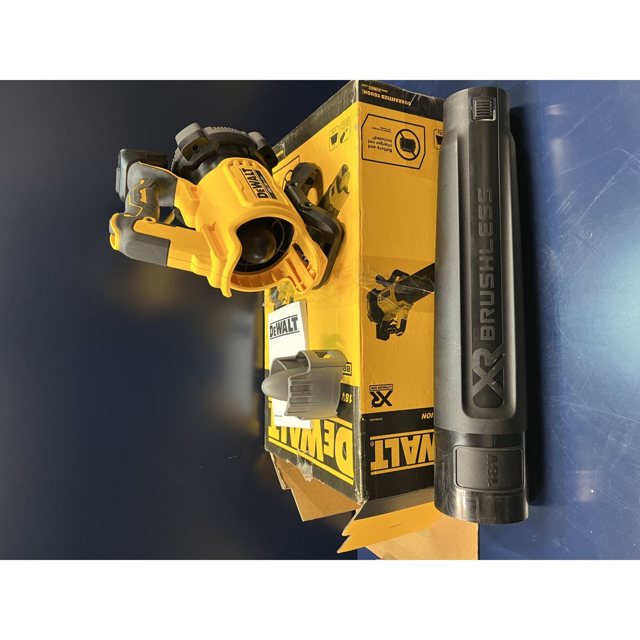 Аккумуляторная воздуходувка DEWALT DCMBL562N, 18 В, 764 м³/ч, без АКБ и ЗУ (УЦЕНЕННЫЙ ТОВАР) (DCMBL562N-XJ/U)