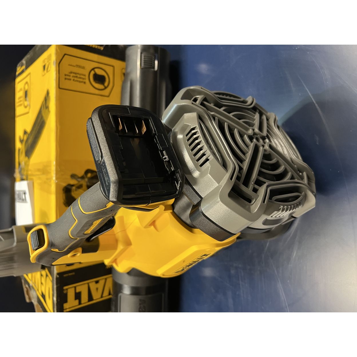 Аккумуляторная воздуходувка DEWALT DCMBL562N, 18 В, 764 м³/ч, без АКБ и ЗУ (УЦЕНЕННЫЙ ТОВАР) (DCMBL562N-XJ/U)
