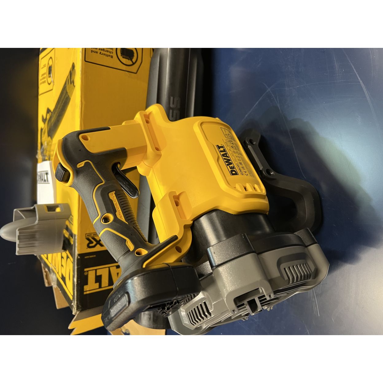 Аккумуляторная воздуходувка DEWALT DCMBL562N, 18 В, 764 м³/ч, без АКБ и ЗУ (УЦЕНЕННЫЙ ТОВАР) (DCMBL562N-XJ/U)