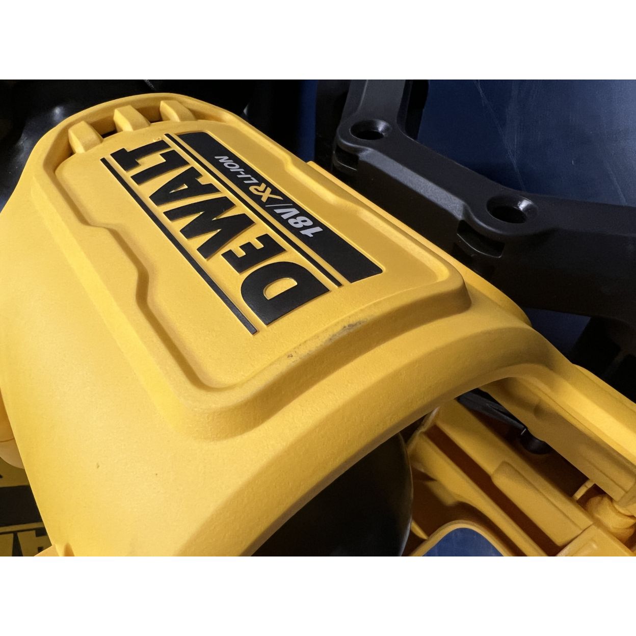 Аккумуляторная воздуходувка DEWALT DCMBL562N, 18 В, 764 м³/ч, без АКБ и ЗУ (УЦЕНЕННЫЙ ТОВАР) (DCMBL562N-XJ/U)