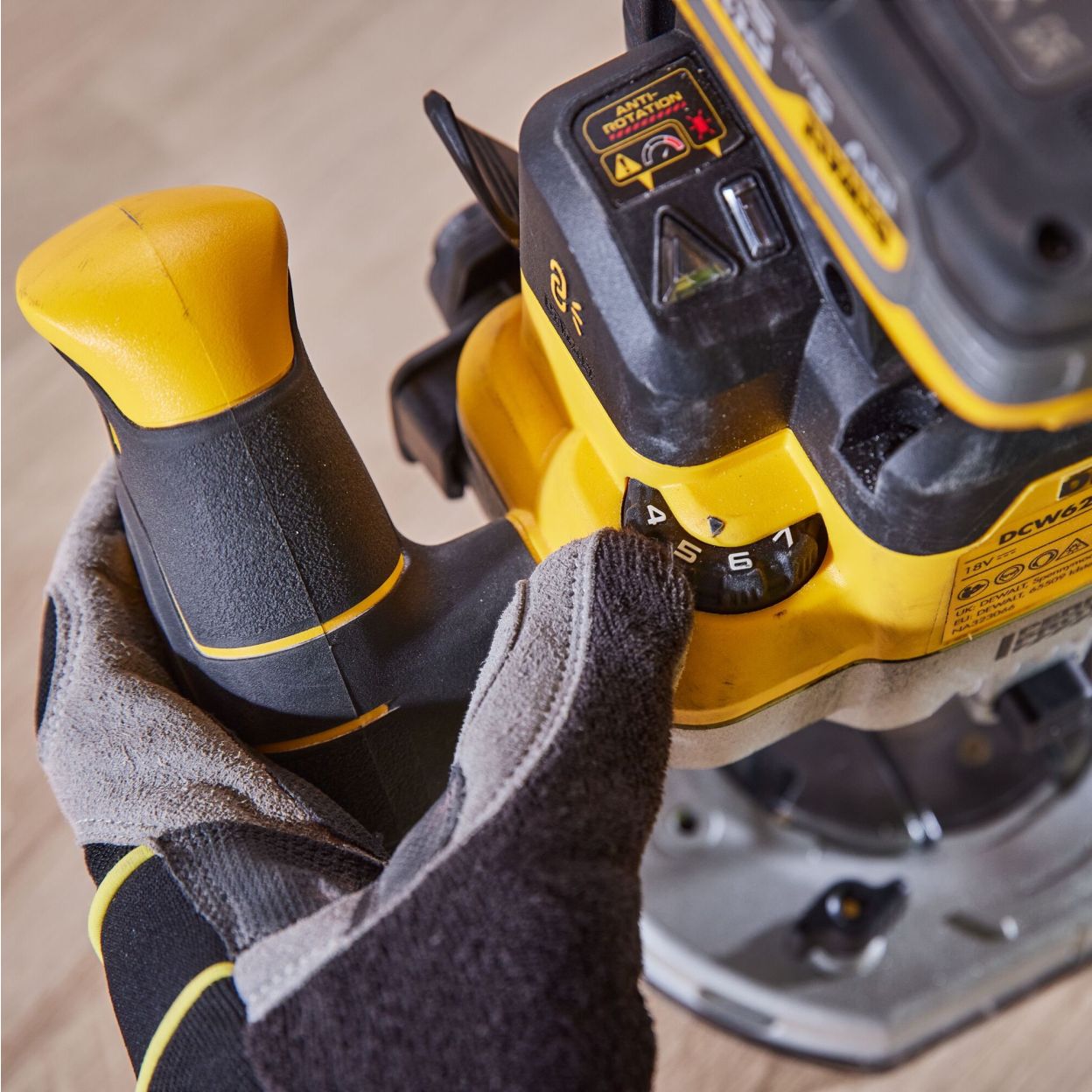 Аккумуляторный фрезер DEWALT DCW620NT, 18 В, 23000 об/мин, 70 мм, без АКБ и ЗУ, в кейсе TSTAK (DCW620NT-XJ)