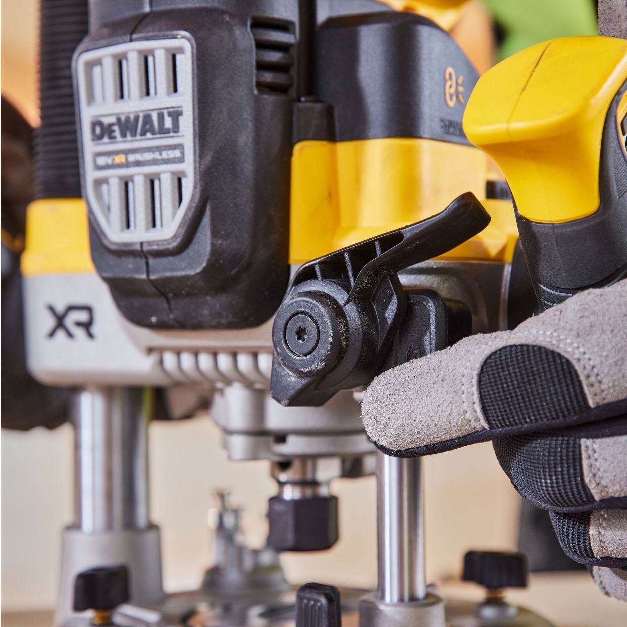 Аккумуляторный фрезер DEWALT DCW620NT, 18 В, 23000 об/мин, 70 мм, без АКБ и ЗУ, в кейсе TSTAK (DCW620NT-XJ)