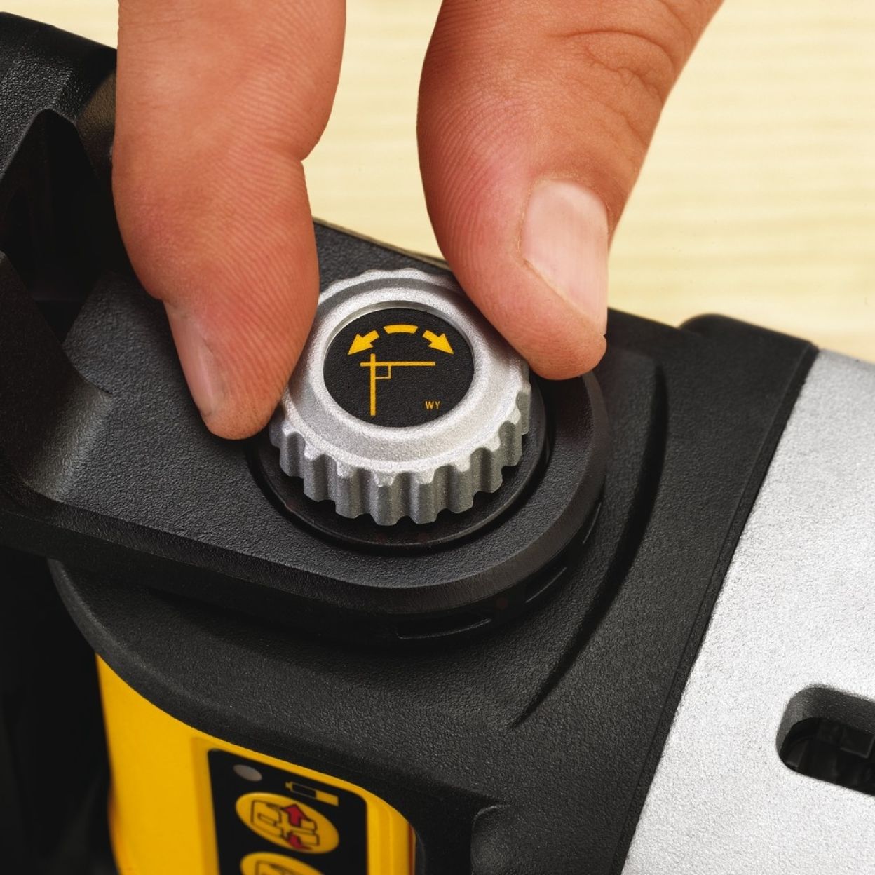 Самовыравнивающийся линейный КРАСНЫЙ лазерный уровень DEWALT DW089K