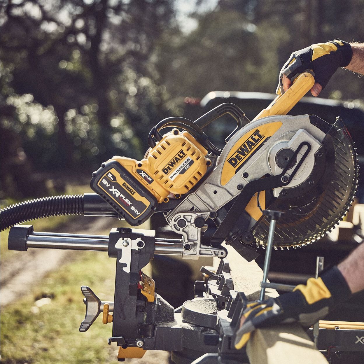 Аккумуляторная торцовочная пила DEWALT DCS727T2, 54 В, 250 мм, 4300 об/мин, с 2 АКБ 2 Ач и ЗУ (DCS727T2-QW)