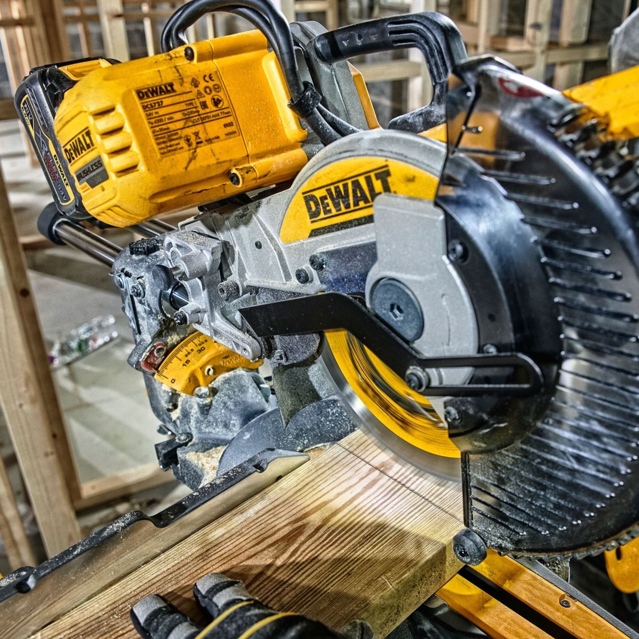 Аккумуляторная торцовочная пила DEWALT DCS727T2, 54 В, 250 мм, 4300 об/мин, с 2 АКБ 2 Ач и ЗУ (DCS727T2-QW)