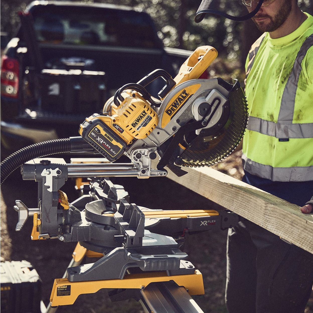 Аккумуляторная торцовочная пила DEWALT DCS727T2, 54 В, 250 мм, 4300 об/мин, с 2 АКБ 2 Ач и ЗУ (DCS727T2-QW)