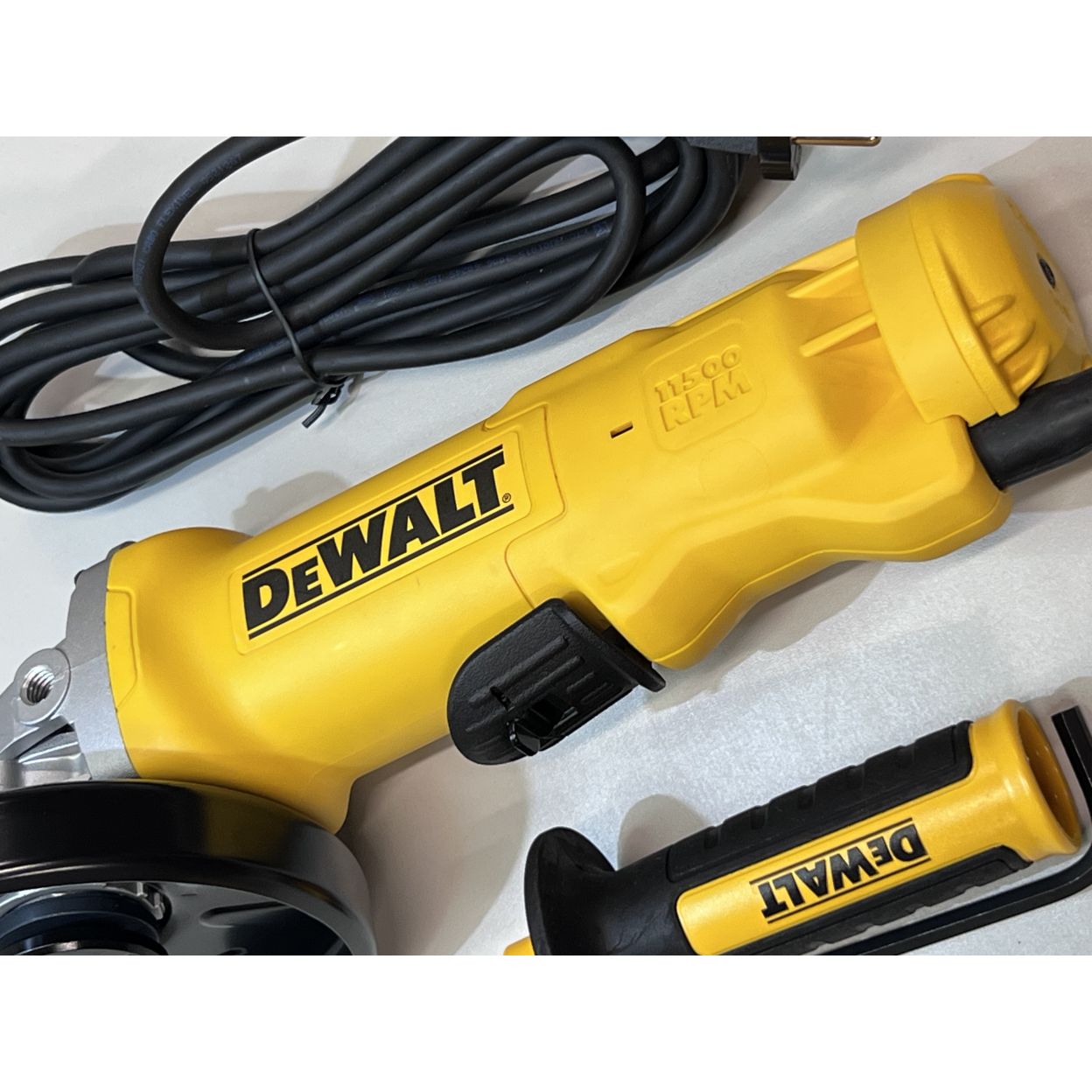 Угловая шлифмашина DEWALT DWE4233, 1400 Вт, 125 мм, 11500 об/мин, (УЦЕНЕННЫЙ ТОВАР) (DWE4233-QS/U)