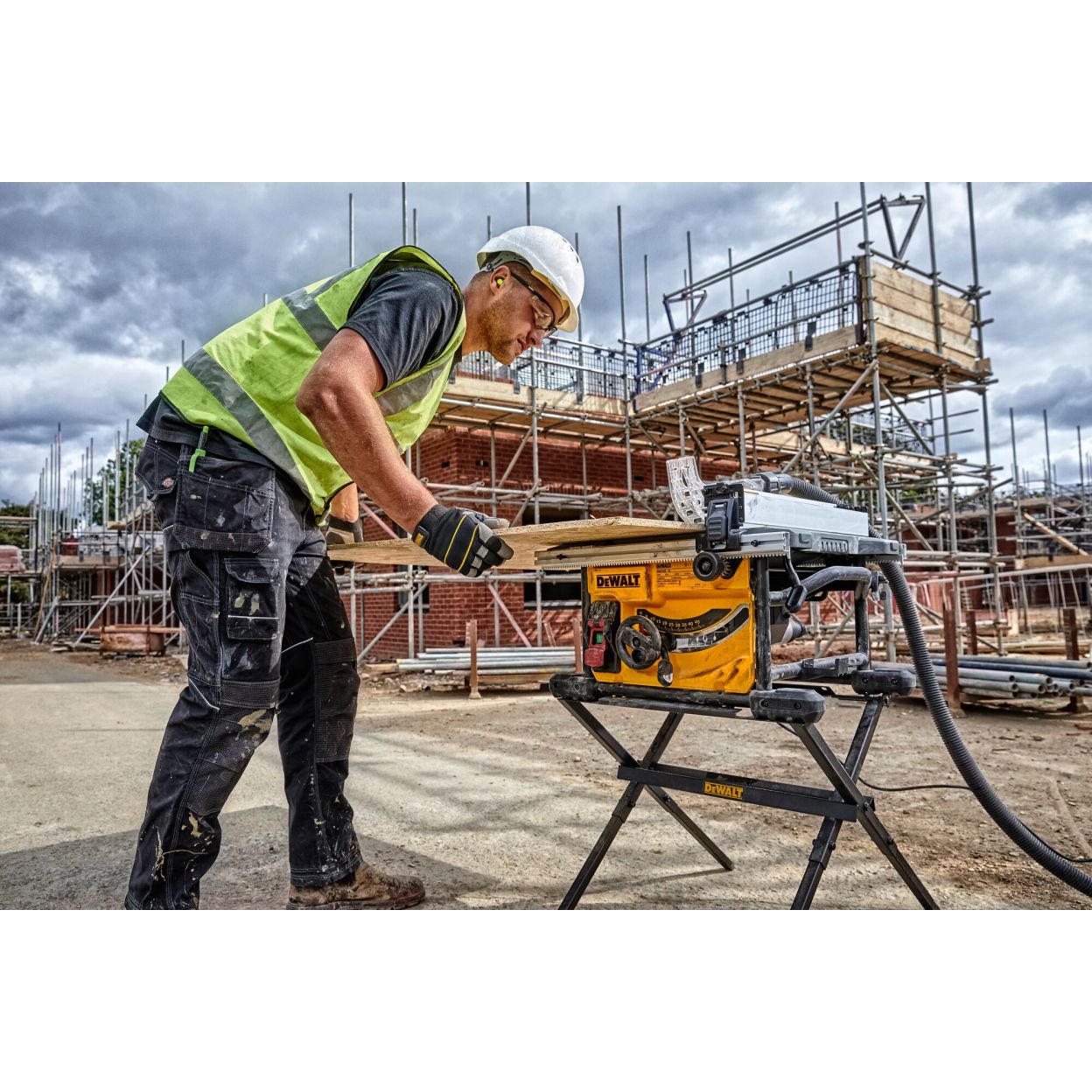 Дисковая настольная пила DEWALT DWE7485, 1850 Вт, 210 мм, 5800 об/мин (DWE7485-QS)