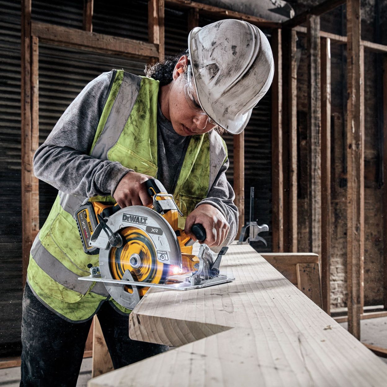 Аккумуляторная дисковая пила DEWALT DCS573H2T, 18/54 В, 190 мм, 5500 об/мин, с 2 АКБ 5 Ач и ЗУ, в кейсе TSTAK (DCS573H2T-QW)
