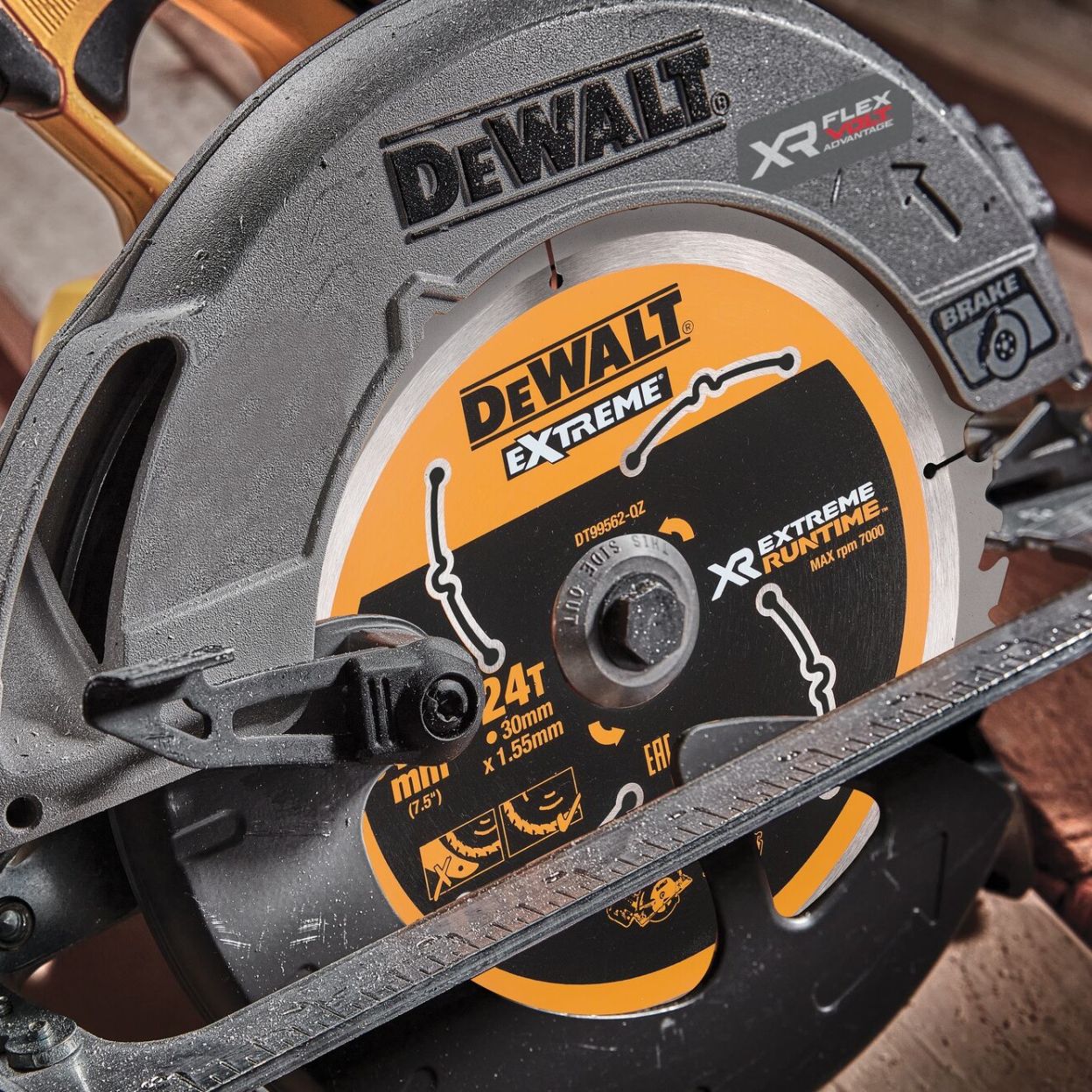 Аккумуляторная дисковая пила DEWALT DCS573H2T, 18/54 В, 190 мм, 5500 об/мин, с 2 АКБ 5 Ач и ЗУ, в кейсе TSTAK (DCS573H2T-QW)