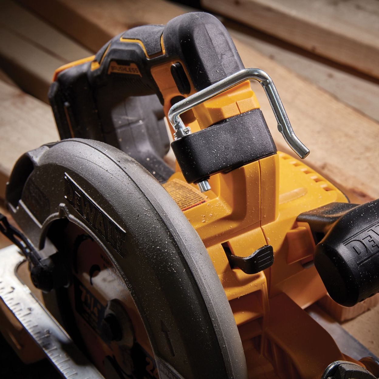 Аккумуляторная дисковая пила DEWALT DCS573H2T, 18/54 В, 190 мм, 5500 об/мин, с 2 АКБ 5 Ач и ЗУ, в кейсе TSTAK (DCS573H2T-QW)