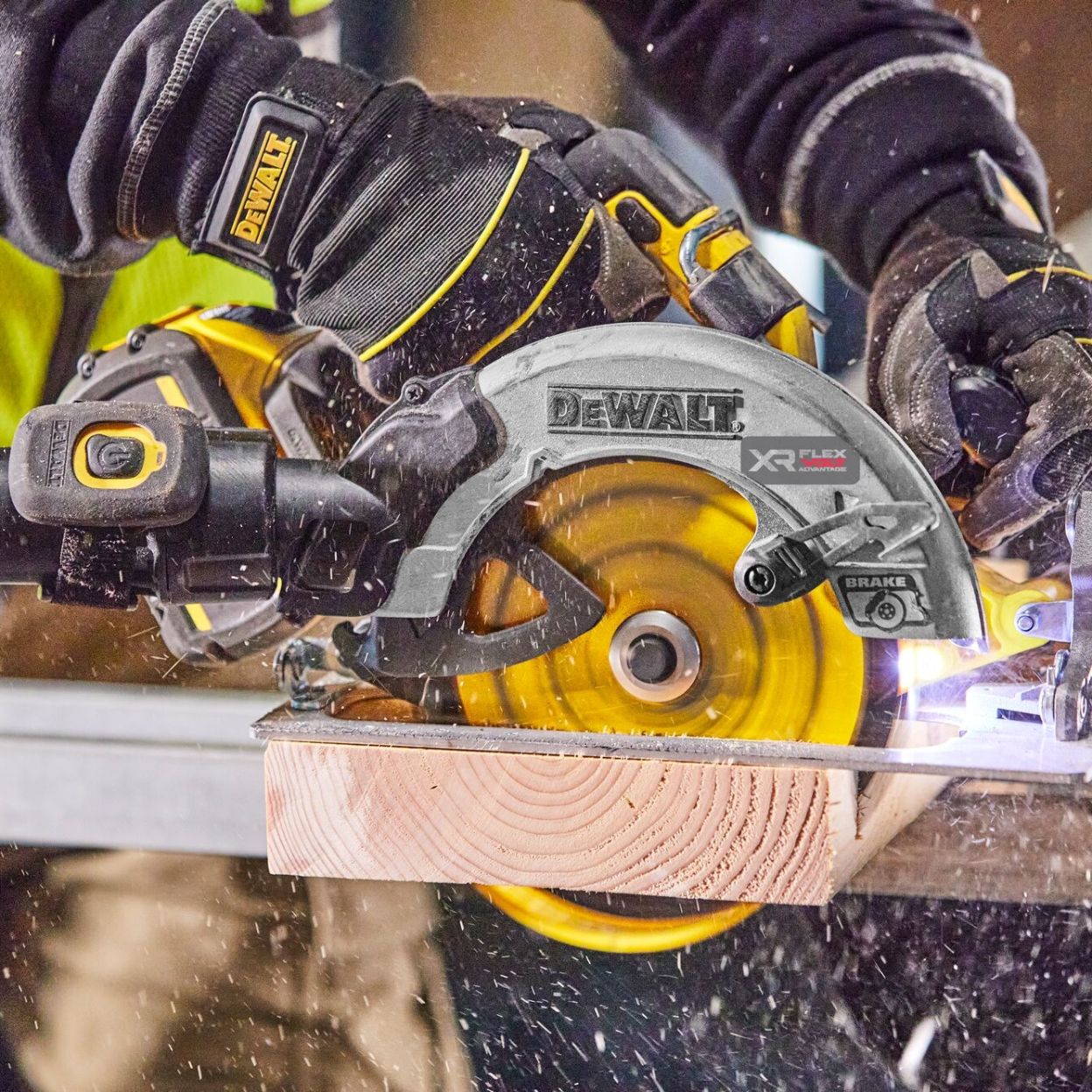 Аккумуляторная дисковая пила DEWALT DCS573H2T, 18/54 В, 190 мм, 5500 об/мин, с 2 АКБ 5 Ач и ЗУ, в кейсе TSTAK (DCS573H2T-QW)
