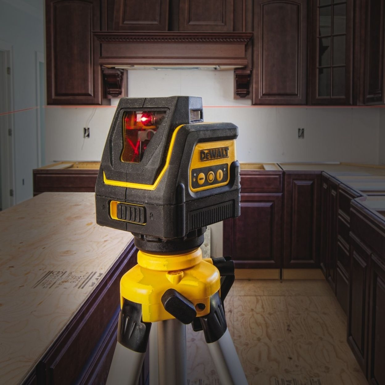 Самовыравнивающийся линейный КРАСНЫЙ лазерный уровень DEWALT DW0811