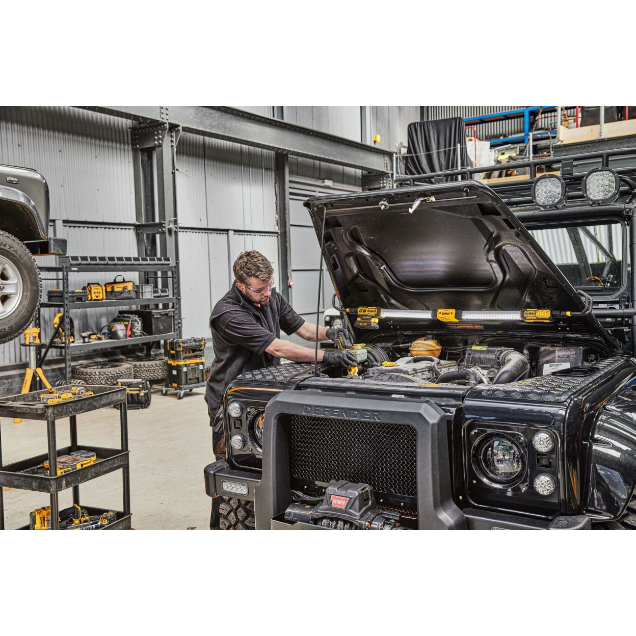 Аккумуляторный подкапотный фонарь DEWALT DCL045, 12/18 В, 1700 лм, без АКБ и ЗУ (DCL045-XJ)