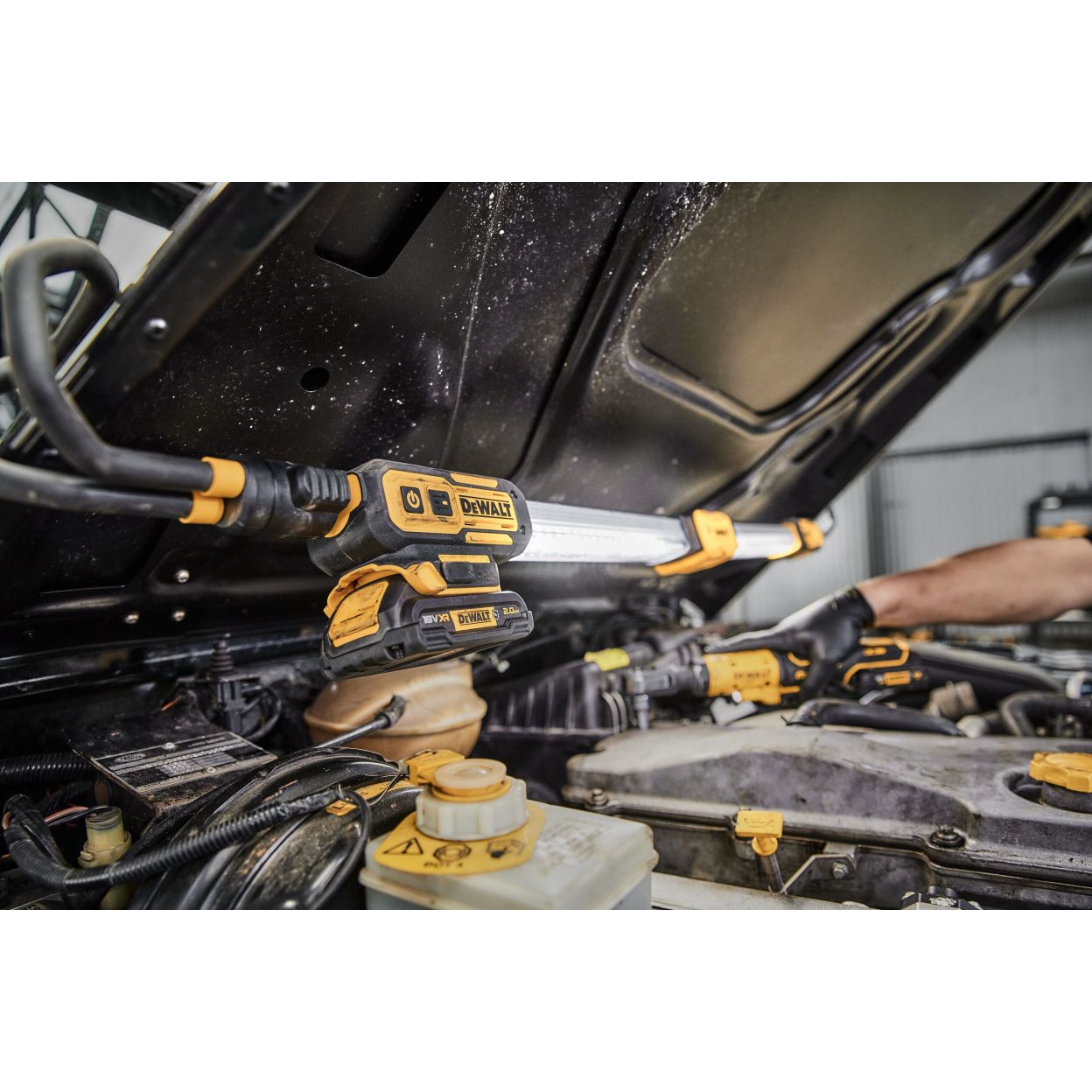 Аккумуляторный подкапотный фонарь DEWALT DCL045, 12/18 В, 1700 лм, без АКБ и ЗУ (DCL045-XJ)