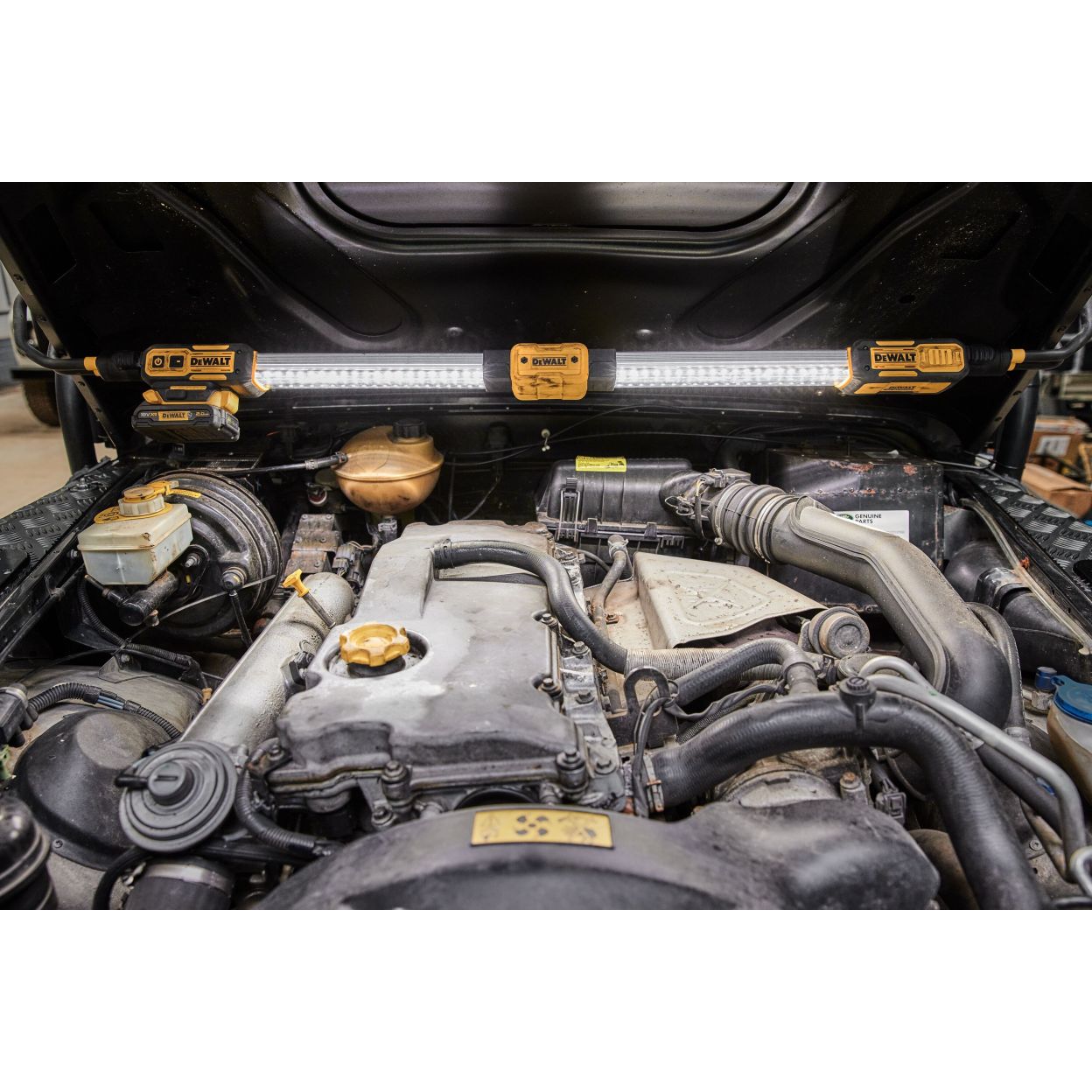 Аккумуляторный подкапотный фонарь DEWALT DCL045, 12/18 В, 1700 лм, без АКБ и ЗУ (DCL045-XJ)