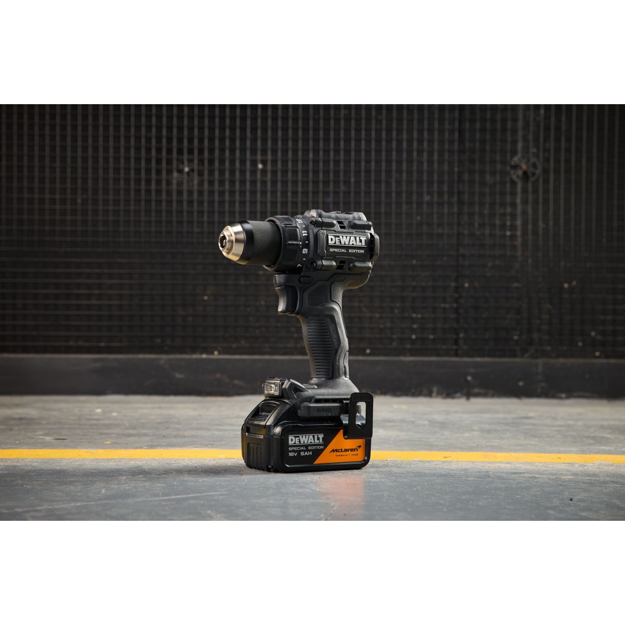 Аккумуляторная дрель-шуруповерт DEWALT McLaren Limited Edition DCD81MP2T, 18 В, 2000 об/мин, с 2 АКБ 5 Ач и ЗУ, в кейсе TSTAK