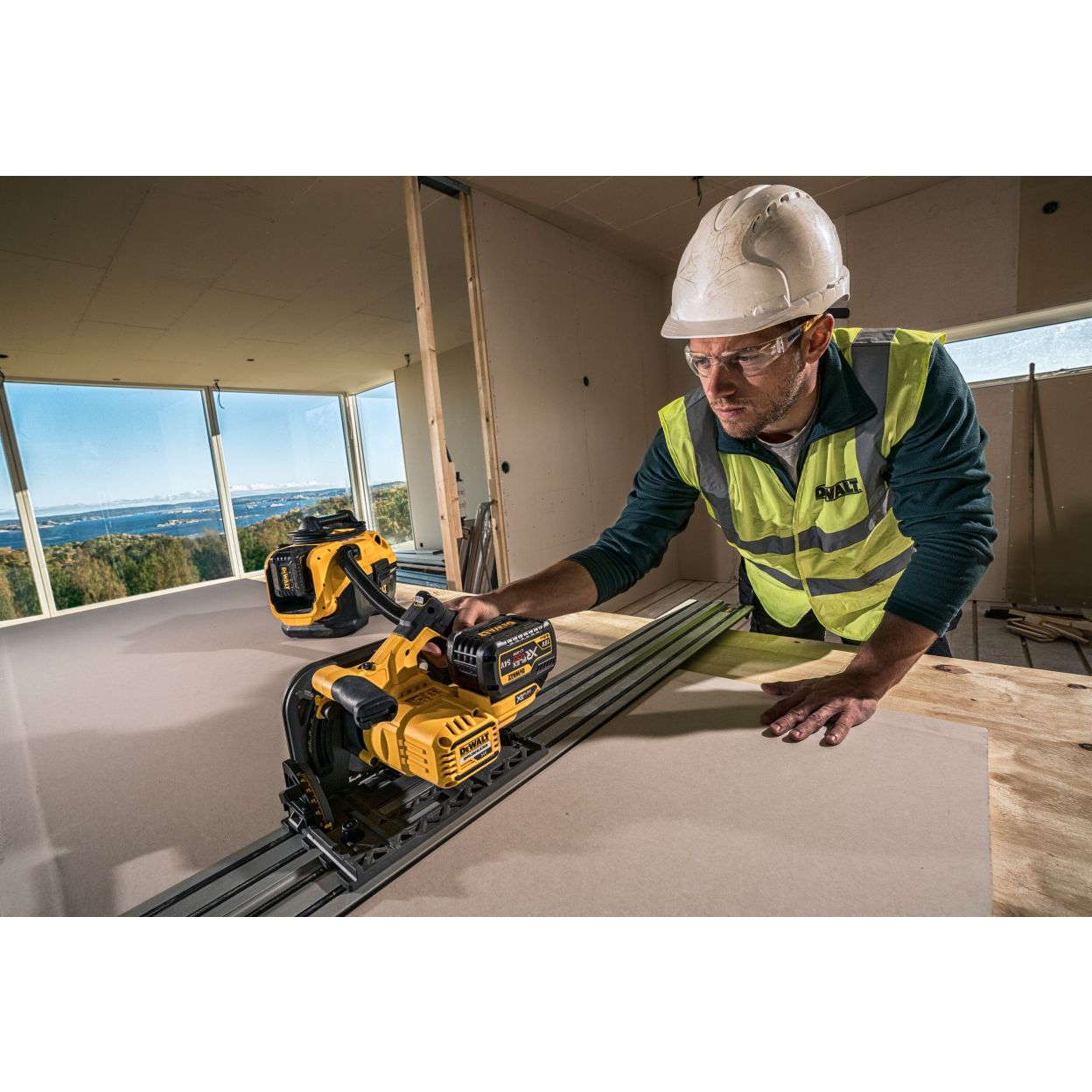 Аккумуляторный строительный пылесос DEWALT DCV584L, с возможностью работы от сети, 14.4/18 В, 7.5 л, без АКБ и ЗУ (DCV584L-QW)