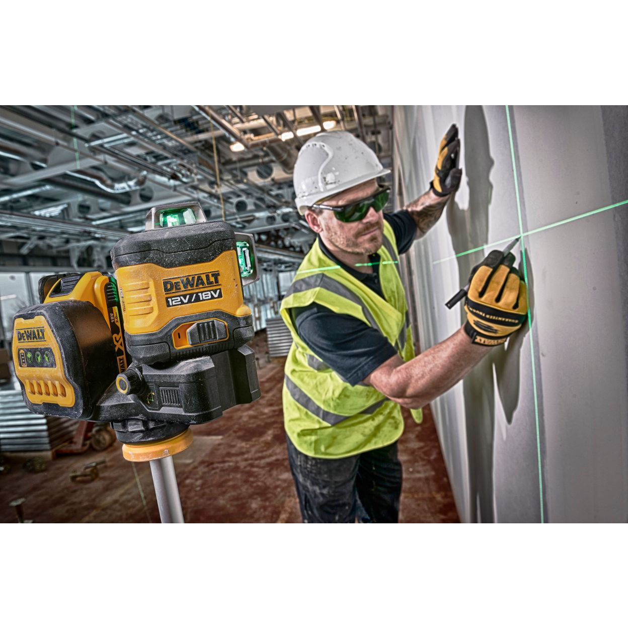 Аккумуляторный лазерный нивелир DEWALT DCE089D1G18, 12/18 В, зеленый луч, 30 м, с АКБ 2 Ач и ЗУ, в кейсе TSTAK (DCE089D1G18-QW)