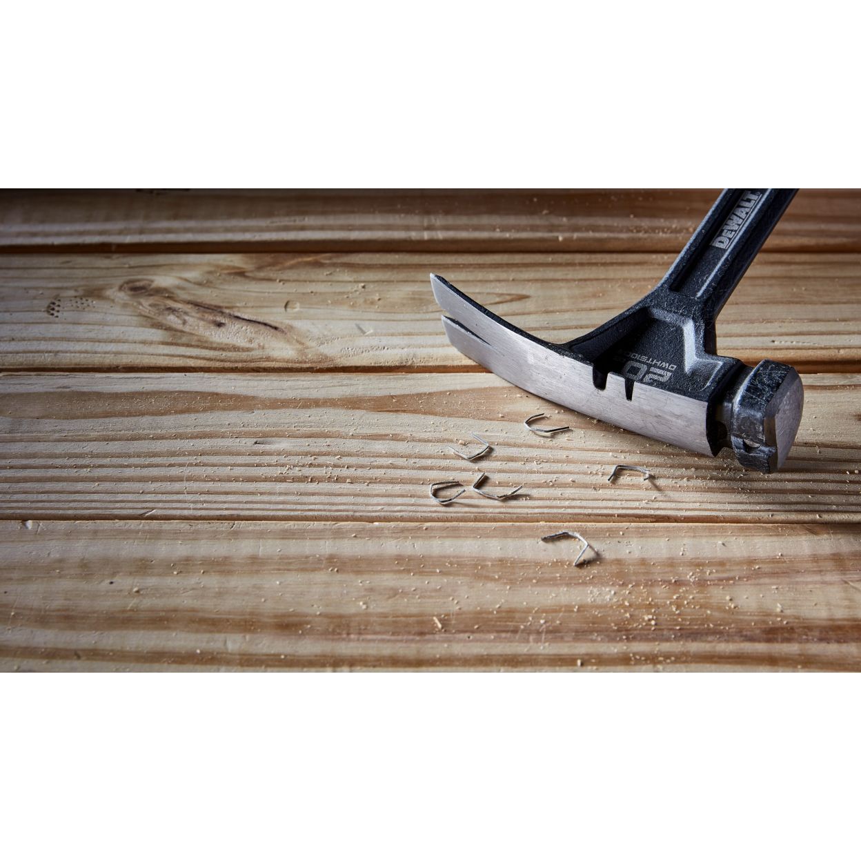 Молоток с прямым заострённым гвоздодёром DEWALT, 567 г (DWHT51004-0)
