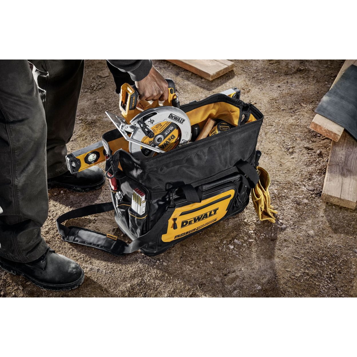 Сумка DEWALT DWST60104-1, с наплечным ремнем, 48.8 л