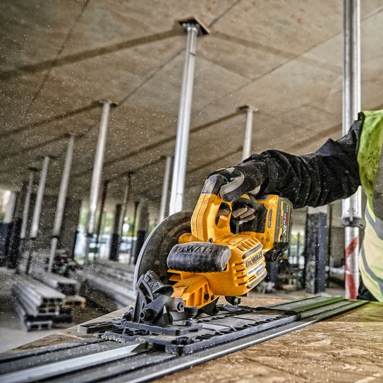 Аккумуляторная дисковая пила DEWALT DCS579X2, 54 В, 190 мм, 5800 об/мин, с 2 АКБ 3 Ач и ЗУ, в кейсе TSTAK (DCS579X2-QW)