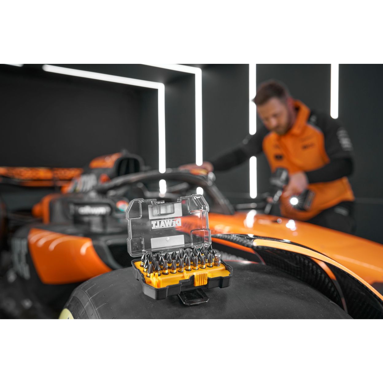 Набор бит DEWALT McLaren Limited Edition DT70901T, PH/PZ/Torx, 25 мм, 32 шт., в кейсе (DT70901T-QZ)