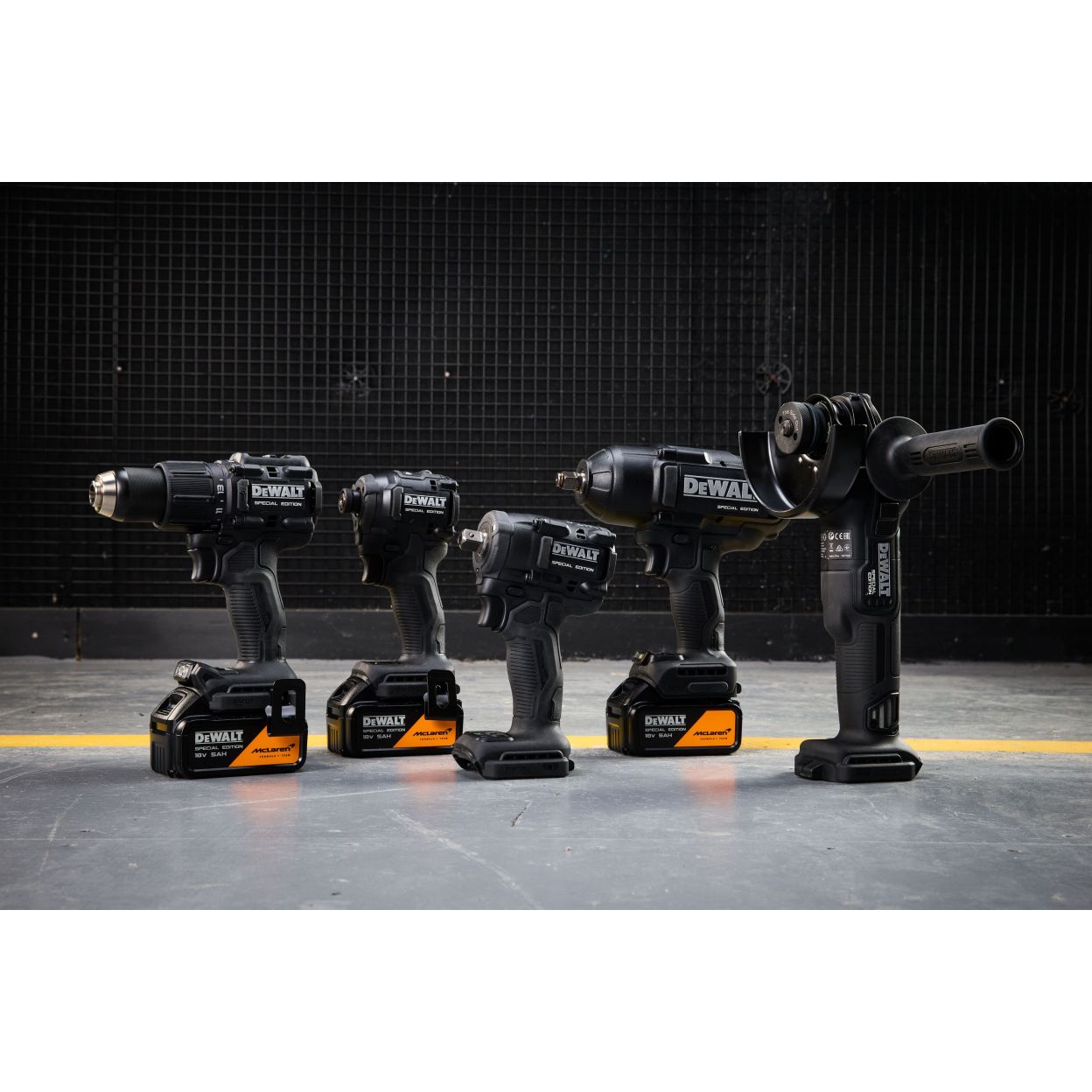 Аккумуляторный набор DEWALT McLaren Limited Edition DCK5222MP3T, 18 В: 5 инструментов, с 3 АКБ 5 Ач и ЗУ, в 2 кейсах TSTAK