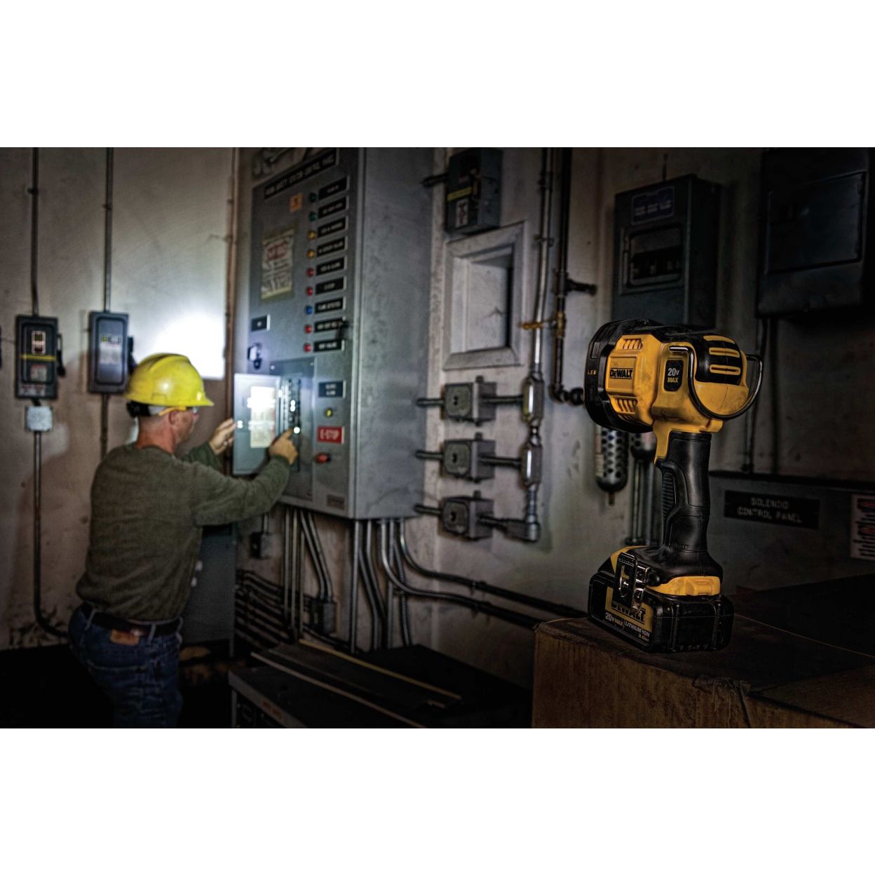 Аккумуляторный фонарь DEWALT DCL043, 18 В, 1000 лм, без АКБ и ЗУ (DCL043-XJ)