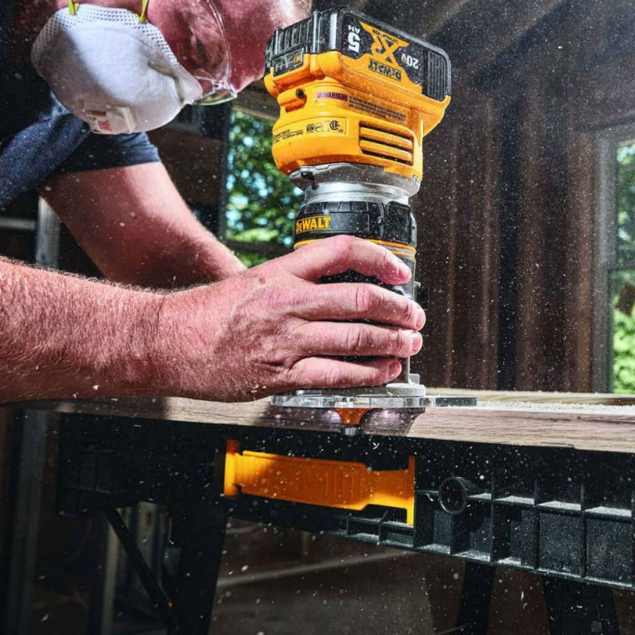 Аккумуляторный вертикальный фрезер DEWALT DCW604P2, 18 В, 25500 об/мин, 55 мм, с 2 АКБ 5 Ач и ЗУ, в кейсе TSTAK (DCW604P2-QW)