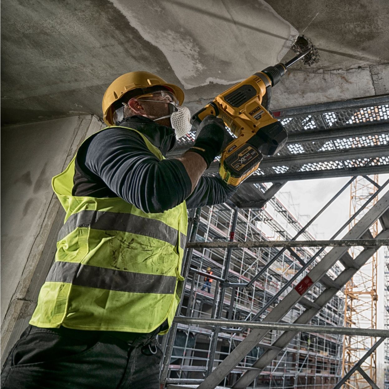 Аккумуляторный перфоратор DEWALT DCH481X2, 54 В, 6.1 Дж, 3150 уд/мин, с 2 АКБ 3 Ач и ЗУ, в кейсе (DCH481X2-QW)