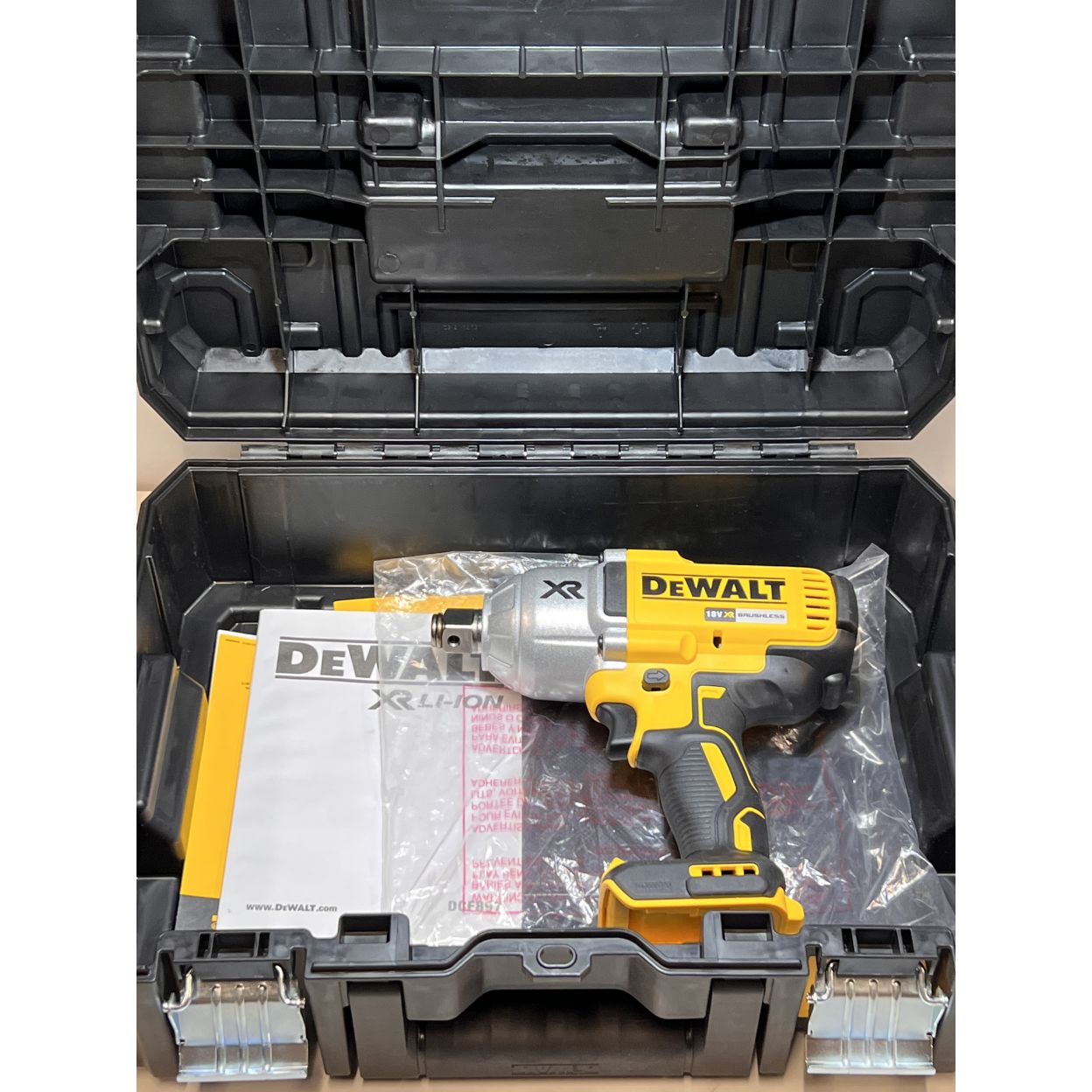 Аккумуляторный гайковерт DEWALT DCF897NT, 18 В, 1627 Нм, 2400 уд/мин, без АКБ и ЗУ, в кейсе TSTAK (УЦЕНЕННЫЙ ТОВАР) (DCF897NT-XJ/U)